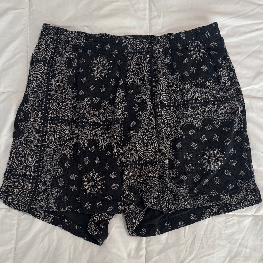 Nice Laundry Men's Black Bandana Patterned Athletic Shorts